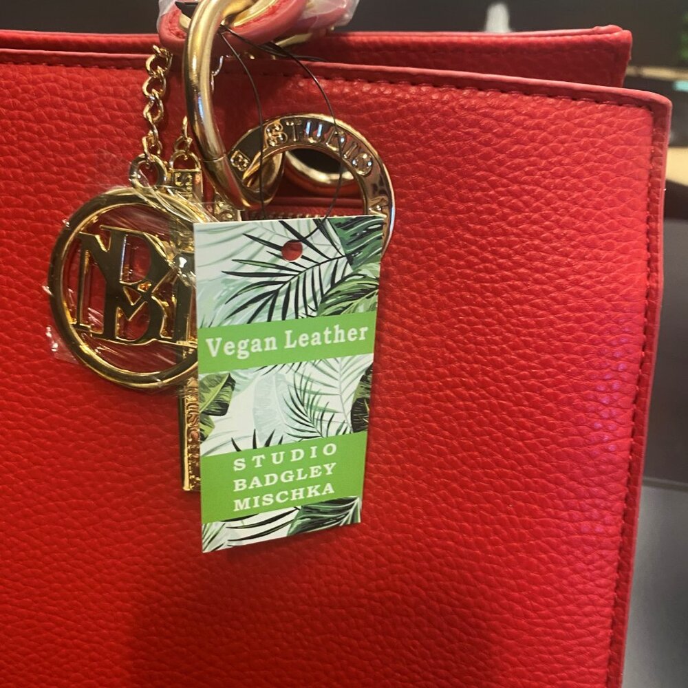 Brand New Badgley Mischka Big Logo eyelet Red Tote - W/Keychain - Picture 3 of 4